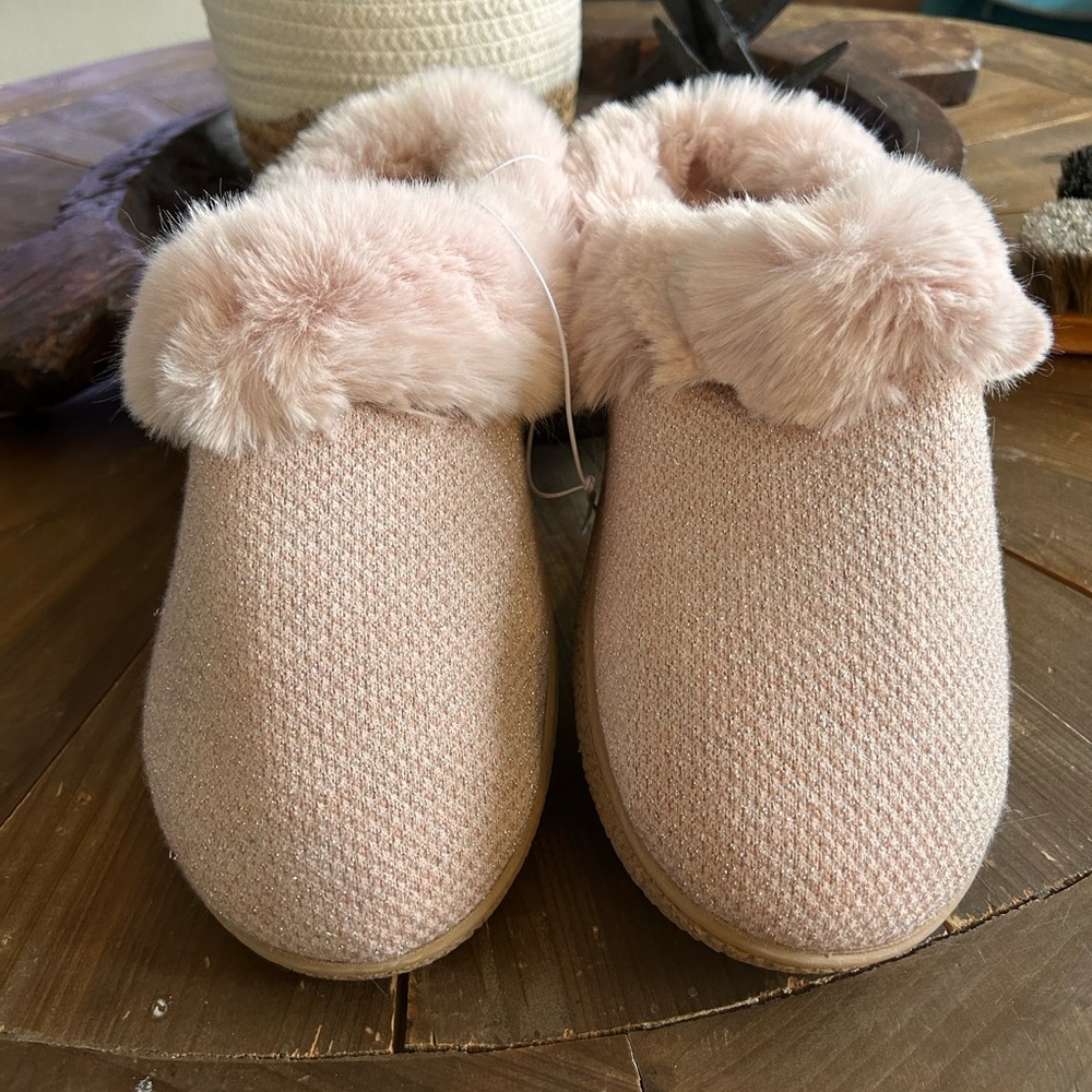 Isotoner Cozy Pink Faux Fur Slippers. Size 9.5-10